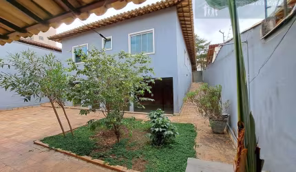 FANTÁSTICO – CASA NUM LOTE 480 M²  - 4 QUARTOS E 5 VGS - SANTA MÔNICA-BH