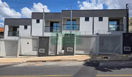 Casa independente com 3 quartos, 3 banheiros e 3 vagas.