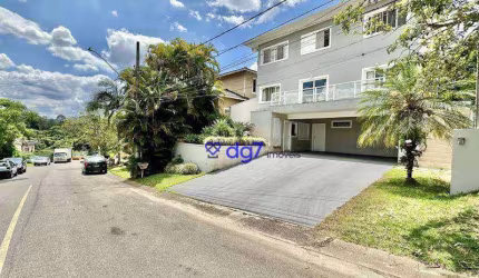 Casa em condomínio no Golf Village Granja Viana 4 dormitórios e 2 suítes e 6 vagas