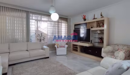 Casa com 3 quartos para alugar no Centro, Jacareí  por R$ 8.000