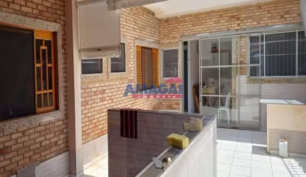 Casa com 3 quartos à venda no Jardim Esper, Jacareí  por R$ 740.000
