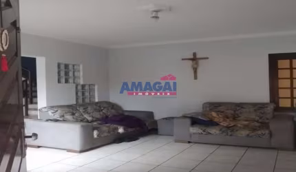 Casa com 3 quartos à venda no Jardim Marcondes, Jacareí  por R$ 500.000