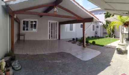 Casa com 3 quartos à venda no Jardim Siesta, Jacareí  por R$ 600.000