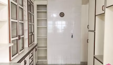 Casa com 3 quartos para alugar no Jardim Siesta, Jacareí  por R$ 6.000