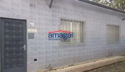 Casa com 3 quartos para alugar no São João, Jacareí  por R$ 1.250