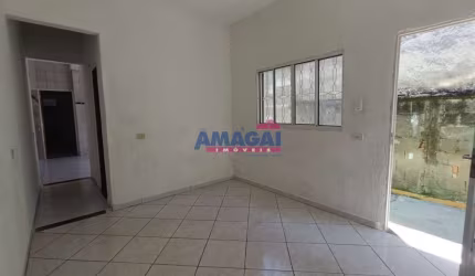 Casa com 2 quartos para alugar no Jardim São Luiz, Jacareí  por R$ 1.600