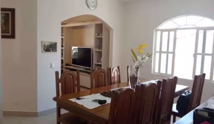 Casa com 3 quartos à venda no Jardim Marister, Jacareí  por R$ 800.000