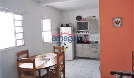 Casa com 2 quartos para alugar no Centro, Jacareí  por R$ 2.500