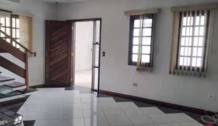 Casa com 3 quartos para alugar no Parque dos Príncipes, Jacareí  por R$ 2.300