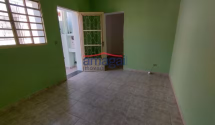 Casa com 2 quartos para alugar no Centro, Jacareí  por R$ 1.500