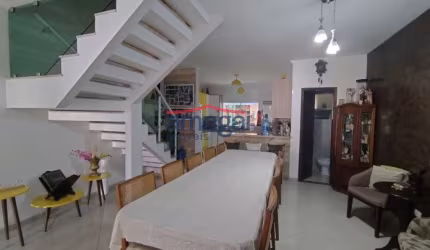 Casa em condomínio fechado com 3 quartos à venda no Parque Santo Antônio, Jacareí  por R$ 700.000