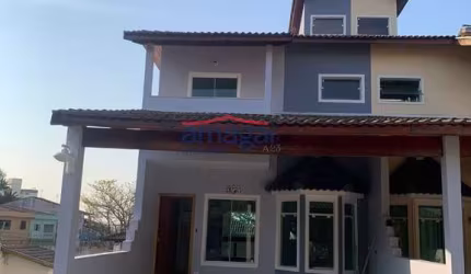 Casa em condomínio fechado com 3 quartos à venda no Parque Santo Antônio, Jacareí  por R$ 695.000