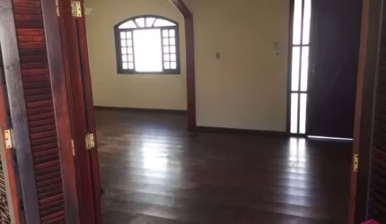Casa com 3 quartos para alugar no Jardim Santa Maria, Jacareí  por R$ 3.950