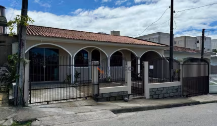 Casa com 3 dormitórios à venda, 170 m² por R$ 690.000,00 - Serraria - São José/SC