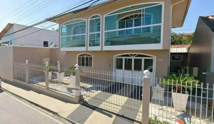 Casa com 3 dormitórios à venda, 220 m² por R$ 950.000,00 - Ipiranga - São José/SC