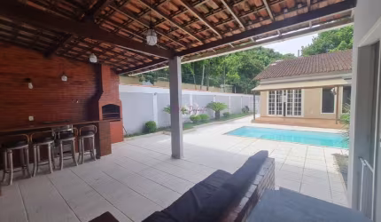 No Cafubá casa a venda por R$800.000,00 em terreno de 360m² com 4 quartos sendo 2 suítes, piscina, espaço gourmet, quintal e vaga