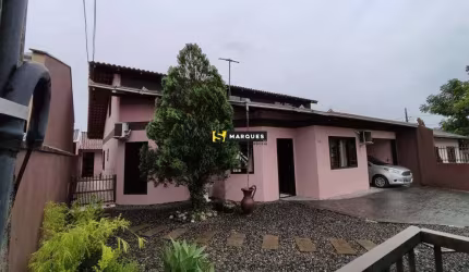 Ampla casa, 1 suíte + 2 dormitórios, churrasqueira e fogão a lenha - João Costa