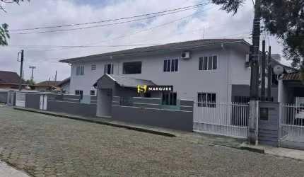 Excelente Oportunidade para Investidor – Condomínio de 6 Apartamentos no Iririú!