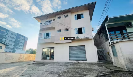 Apartamento / Jardim Iririú