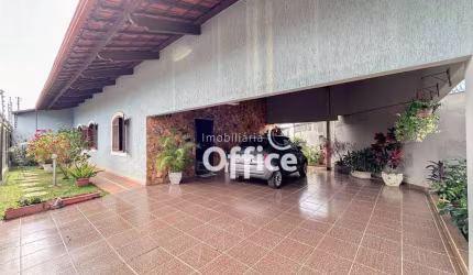 Casa com 3 quartos à venda, 219 m² por R$ 900.000 - Vila Santa Maria de Nazareth - Anápolis/GO
