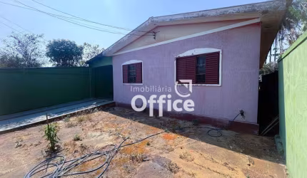 OPORTUNIDADE! Casa bem ampla, com quintal espaçoso, possuindo 3 quartos, 216 m², de área construída,  por apenas R$ 385.000 - Bandeiras - Anápolis/GO
