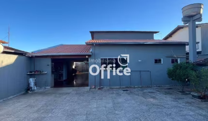 Casa à vendano bairro sao carlos  3/4 sendo 1 suite , sala , cozinha com moveis planejados , lote, 320 m² por R$ 700.000 - São Carlos - Anápolis/GO