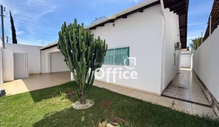 Linda casa com quintal e 3 quartos no Parque Brasília - Anápolis/Go