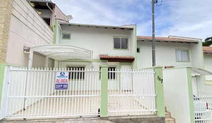 Casa com 3 quartos para alugar na Rua Maria dos Santos Pacheco, 347, Escola Agrícola, Blumenau, 190 m2 por R$ 3.000