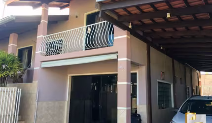 Comprar casa em Indaial, muito bem localizada, contém 3 quartos, closet e 4 banheiros.