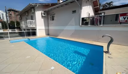 Magnifica casa com 04 quartos, sendo uma suíte e com piscina no bairro Velha