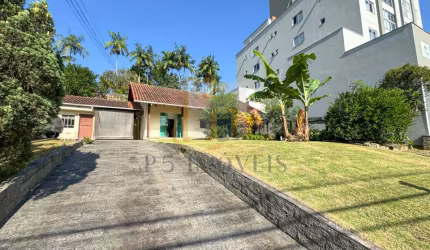 Aluga-se excelente casa com 3 quartos sendo 1 suíte, no bairro Escola agrícola.