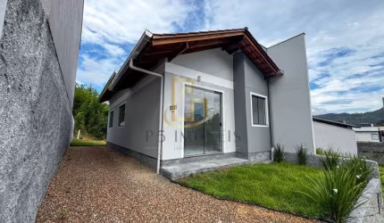 Bela casa de 2 dormitórios no bairro Warnow na cidade de Indaial/SC
