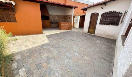 Casa para venda possui 250 metros quadrados com 4 quartos em Santa Amélia - Belo Horizonte - MG