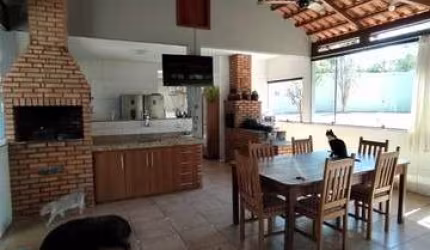 Casa para venda tem 1360 metros quadrados com 5 quartos