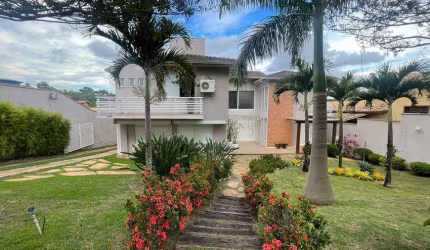 Casa de condomínio para venda possui 820 metros quadrados com 5 quartos