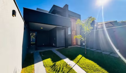 LINDA CASA LINEAR COM ÓTIMO PADRÃO DE ACABAMENTO, LOCALIZADA EM LAGOA SANTA.