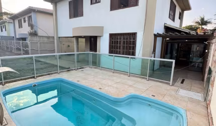 Mega oportunidade!   Maravilhosa casa em condomínio com apenas 3 casas