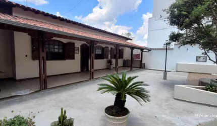 Casa em terreno 508m² no bairro Santa Mônica.