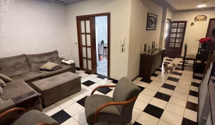 Excelente casa triplex geminada com entrada independente no bairro Céu Azul