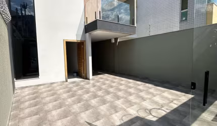 Oportunidade, linda Casa meio lote de alta padrão , no bairro Planalto;