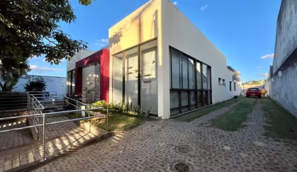 Maravilhosa casa linear com piscina no bairro Bandeirantes.