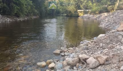 Terreno de frete para o rio