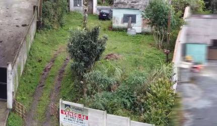 Terreno de 1830 metros com pequena casa próximo ao Portal da Graciosa