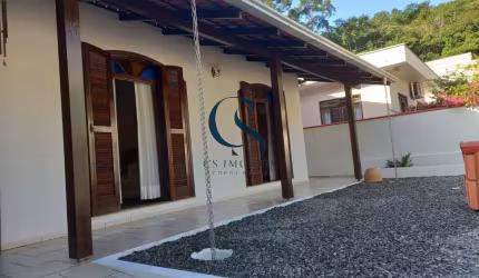 CASA AVERBADA COM 03 DORMITÓRIOS NO BAIRRO FAZENDA EM ITAJAÍ