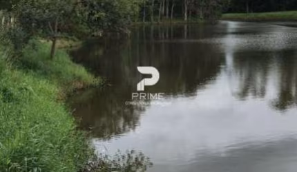 ÁREA DE CAMPO EM FRENTE A UM LAGO EM CARAPEVA - PRÓXIMO DE SãO LUIZ DO PARAITINGA