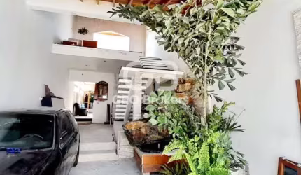 Casa com 3 quartos à venda no Jardim Santa Maria, Jacareí  por R$ 880.000
