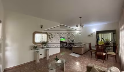 Casa com 3 quartos à venda no Centro, Jacareí  por R$ 700.000