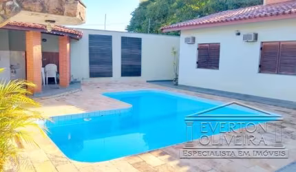 Casa com 3 quartos para alugar no Jardim Siesta, Jacareí  por R$ 7.260