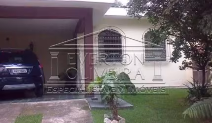 Casa com 3 quartos à venda no Parque Santo Antônio, Jacareí  por R$ 639.000