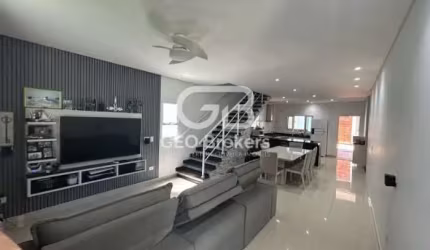 Casa com 3 quartos à venda no Jardim Jacinto, Jacareí  por R$ 1.200.000